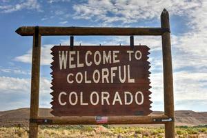 tecken Välkommen till färgrik colorado på de stat gräns. foto