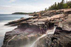 klippig kust av monument cove i akadia nationell parkera maine i de sommar. foto