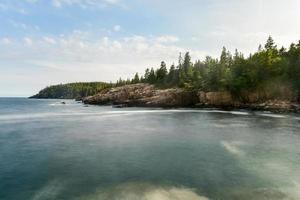 klippig kust av monument cove i akadia nationell parkera maine i de sommar. foto