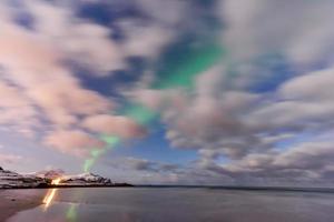 nordlig lampor över de hav på skagsanden strand, lofoten öar, Norge i de vinter. foto