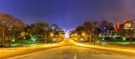 Karl johans gata på de Centrum av oslo, Norge på natt. Karl johans Port är de huvud gata av de stad av oslo, Norge. foto