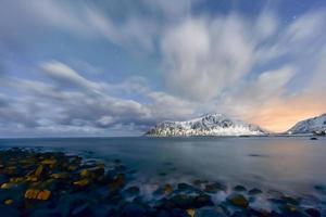 nordlig lampor över de hav på skagsanden strand, lofoten öar, Norge i de vinter. foto