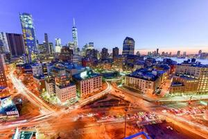 de horisont av stadens centrum manhattan, ny york på solnedgång med spår av trafik i de gata. foto