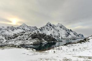 bergen och kust av maervoll, lofoten öar, Norge foto