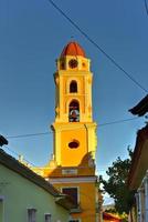 klocka torn av de kloster av san francisco de i befintligt skick i trinidad, kuba. foto