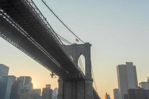 brooklyn bro mot de ny york horisont på solnedgång foto