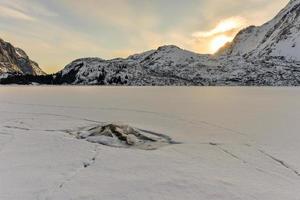 snöig sjö storvatnet i de lofoten öar, Norge i de vinter. foto