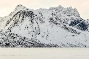 snöig sjö storvatnet i de lofoten öar, Norge i de vinter. foto