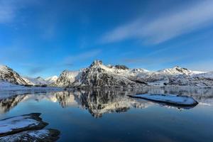bergen reflekterad i en sjö i flakstadoya i de lofoten öar, Norge foto