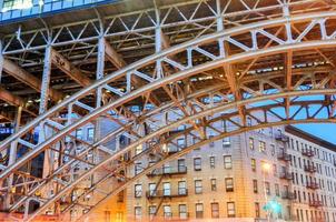 upphöjd tåg spår på de 125:e gata tunnelbana station och broadway i ny york stad. foto