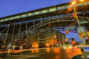 upphöjd tåg spår på de 125:e gata tunnelbana station och broadway i ny york stad. foto