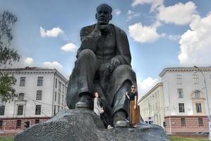 minsk, Vitryssland - juli 21, 2019 - monument till de vitryska författare yakub kolas i yakuba kolasa fyrkant. foto