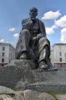 minsk, Vitryssland - juli 21, 2019 - monument till de vitryska författare yakub kolas i yakuba kolasa fyrkant. foto