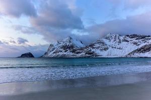 haukland strand i de lofoten öar, Norge i de vinter- på skymning. foto