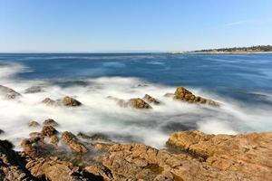 skön se av sten strand och de kalifornien kustlinje längs 17 mile kör. foto