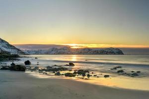 vikten strand i de lofoten öar, Norge i de vinter- på solnedgång. foto