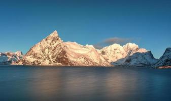 fiske hydda i de Hamnoy och lilandstinden berg topp i vinter- i reine, lofoten öar, Norge. foto