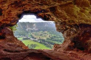 se genom de fönster grotta i arecibo, puerto rico. foto