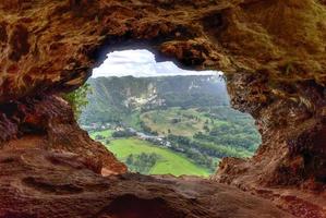 se genom de fönster grotta i arecibo, puerto rico. foto