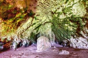 se genom de fönster grotta i arecibo, puerto rico. foto