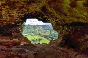 se genom de fönster grotta i arecibo, puerto rico. foto