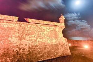 castillo san felipe del morro också känd som fort san felipe del morro eller morro slott på skymning. den är en 1500-talet citadell belägen i san juan, puerto rico. foto