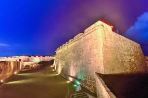 castillo san felipe del morro också känd som fort san felipe del morro eller morro slott på skymning. den är en 1500-talet citadell belägen i san juan, puerto rico. foto