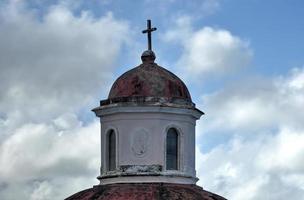 katedral av san juan bautista är en roman katolik katedral i gammal san juan, puerto rico. detta kyrka är byggd i 1521 och är de äldsta kyrka i de förenad stater. foto