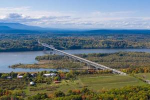 antenn se av de vila i frid skåpbil blinka bro spanning de hudson flod mellan kattfärdighet, ny och hudson ny foto