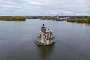 de hudson aten fyr, ibland kallad de hudson stad ljus, är en fyr belägen i de hudson flod i de stat av ny york foto