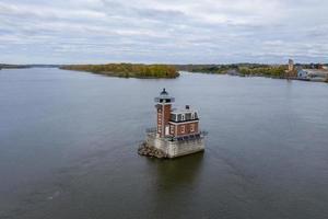 de hudson aten fyr, ibland kallad de hudson stad ljus, är en fyr belägen i de hudson flod i de stat av ny york foto