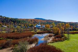 stowe panorama i sent höst med färgrik lövverk och gemenskap kyrka i vermont. foto