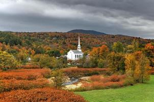 stowe panorama i höst med färgrik lövverk och gemenskap kyrka i vermont. foto