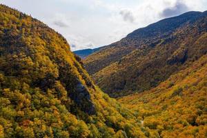 panorama- se av topp falla lövverk i smugglare hack, vermont. foto