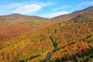 antenn se av montera mansfield och de omgivande område under topp lövverk i falla i vermont. foto