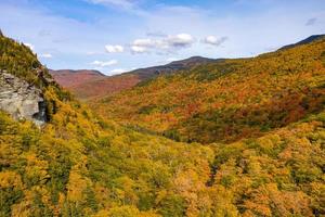 panorama- se av topp falla lövverk i smugglare hack, vermont. foto