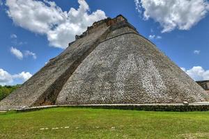 de pyramid av de trollkarl på uxmal, yucatan, Mexiko. den är de högsta och mest igenkännlig strukturera i uxmal. foto