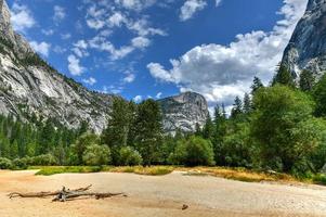 en torr spegel äng under de sommar i yosemite nationell parkera, Kalifornien, usa. under de sommar de äng fyllningar med vatten och blir mirrow sjö. foto