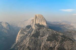 glaciär punkt, ett förbise med en befallande se av yosemite dal, halv kupol, yosemite faller, och yosemites hög Land. foto