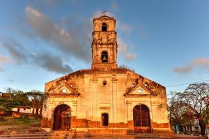 ruiner av de kolonial katolik kyrka av santa ana i trinidad, kuba. foto