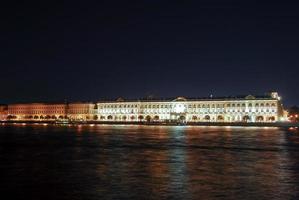 vinter- palats från de neva flod i helgon Petersburg, ryssland på natt foto