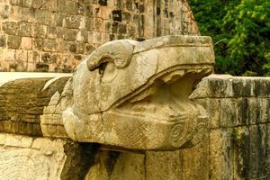 de stor boll domstol av chichen itza arkeologisk webbplats i yucatan, Mexiko. foto