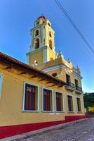 klocka torn av de kloster av san francisco de i befintligt skick i trinidad, kuba. foto