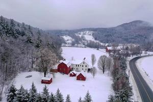 lantlig bondgård och ladugård i Brownsville, vermont under de vinter. foto