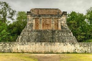 de stor boll domstol av chichen itza arkeologisk webbplats i yucatan, Mexiko. foto