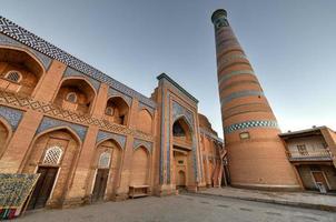 de arkitektur av de gammal stadens madrassa och islam khoja minaret. foto