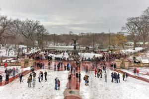 ny york stad - februari 11, 2017 - bethesda fontän på en vinterns dag omgiven förbi turister i central parkera, ny york. foto