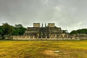 templo de los guerreros, tempel av de krigare, chichen itza i yucatan, Mexiko, en unesco värld arv webbplats. foto