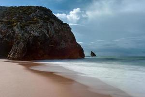 praia da adraga är en norr atlanten strand i Portugal, nära till de stad av almocageme, sintra. foto
