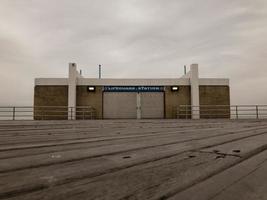 livräddare station på de promenaden i coney ö, brooklyn i de vinter- foto